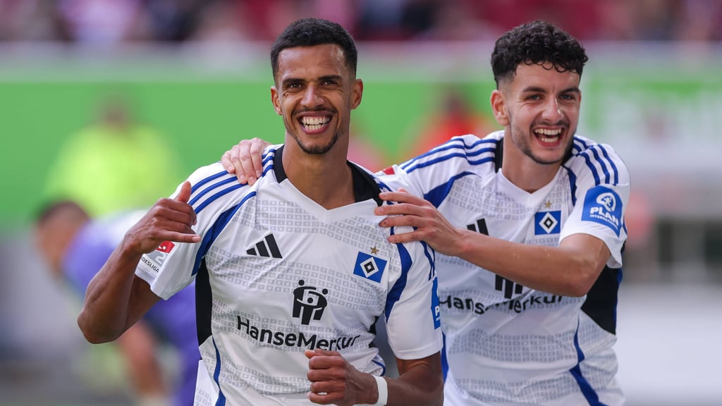 Daniel Elfadli (r.) überzeuge beim 3:0-Auswärtssieg des Hamburger SV bei Tabellenführer Fortuna Düsseldorf, Stürmer Robert Glatzel (l.) traf dabei doppelt.