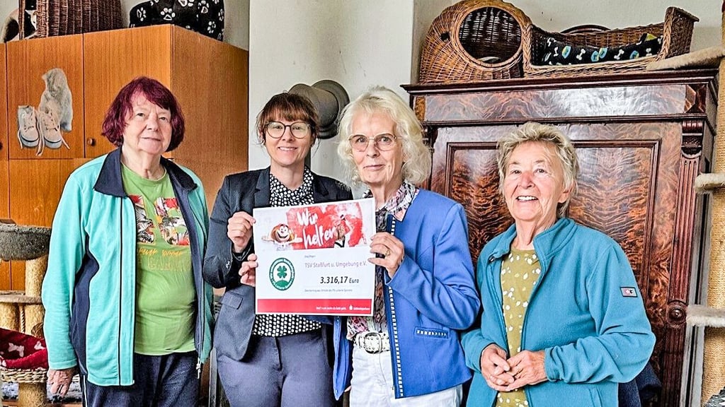 Rosemarie Tischler (stellvertretende Vorsitzende), Annika Manz (Salzlandsparkasse) Ursula Sittig (Vorsitzende) und Sieglinde Perrin bei Scheckübergabe (v.l.).