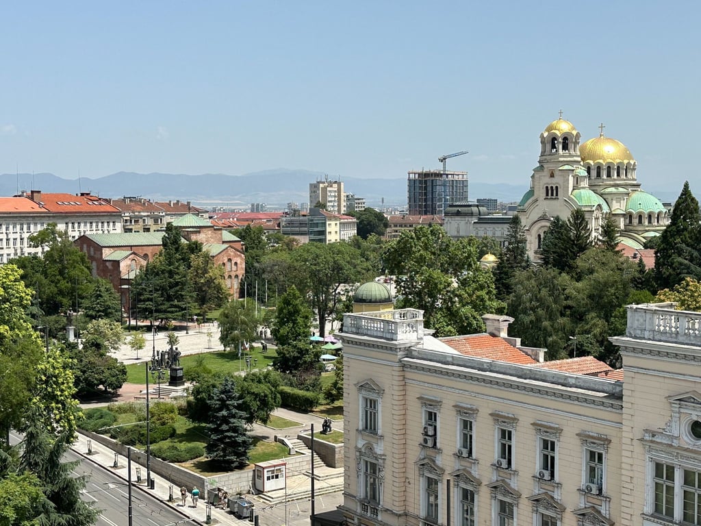 Die Newski-Kathedrale ist das Wahrzeichen Sofias. Von der Dachterrasse der Galerie Swimmingpool hat man ihre goldenen Kuppeln im Blick.