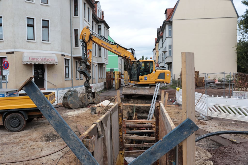 Es wird ein Mischwasserkanel sowie Gas- und Trinkwasserleitungen erneuert. Außerdem Leerrohre verlegt.