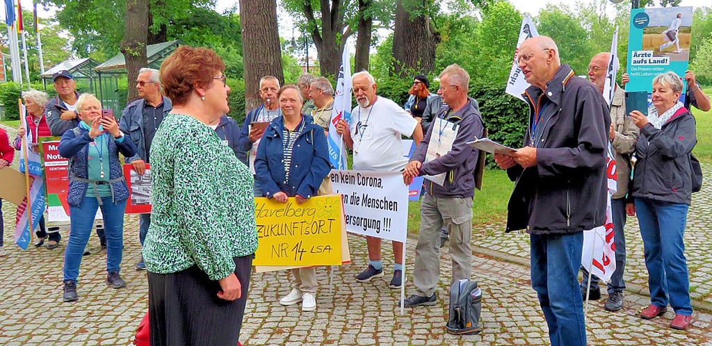 Beim ersten Demo-Marathon von Havelbergern im Mai dieses Jahres machte Holger Schulz die Forderungen für eine bessere Gesundheitsversorgung auch gegenüber Sozialministerin Petra Grimm-Benne deutlich.