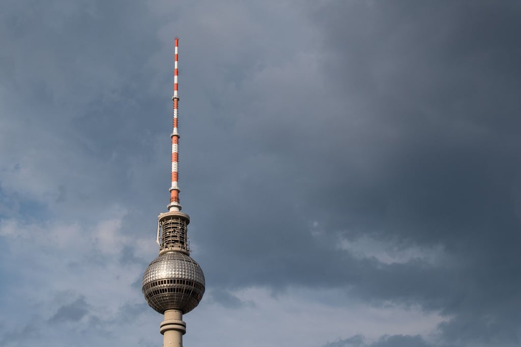 Wechselnde Bewölkung und vereinzelt Regen werden in Berlin und Brandenburg erwartet. (Symbolbild)