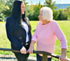 Heimleiterin Julia Barsch-Bornschein (l.) mit Lydia Fürst, einer der wenigen Bewohnerinnen im  Bad Bibraer  Pflegeheim, die  noch viel selbst  erledigen kann.  