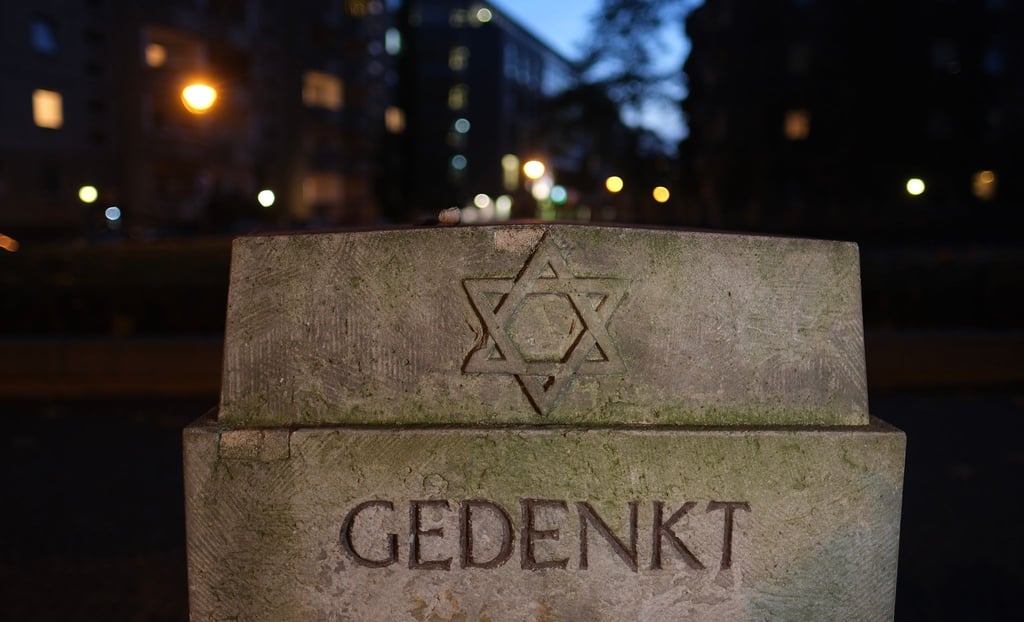 Am Gedenkstein für die frühere Synagoge im Zentrum Leipzigs wird am 7. Oktober der Toten und Entführten des Überfalls der Hamas auf Israel vor einem Jahr gedacht. (Archivbild)
