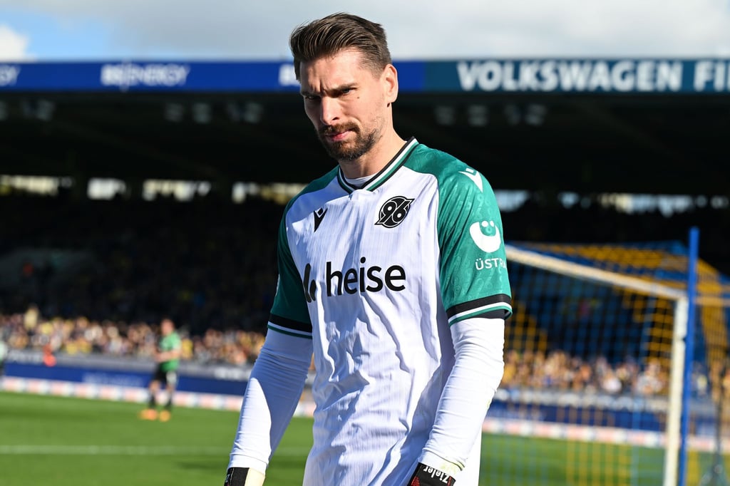 Stinksauer nach der Derby-Niederlage: Hannovers Torwart Ron-Robert Zieler.