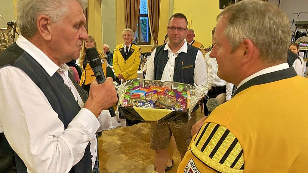 Waldemar Fromm von den Elbaue-Musikanten ist der erste Gratulant des Abends.