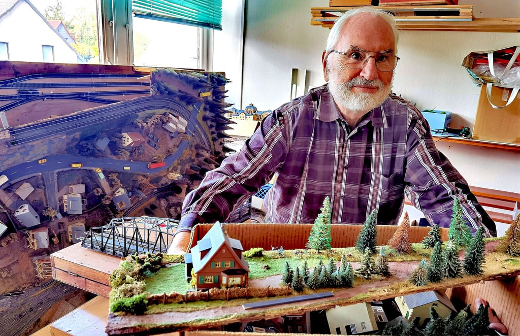 Wolfgang Kießling, Vorsitzender des Modellbahnclubs Blankenburg, beim Einräumen von Kartons. Jetzt heißt es für ihn und seine Mitstreiter, die Modellbahnplatten für die große Ausstellung aufzubauen.