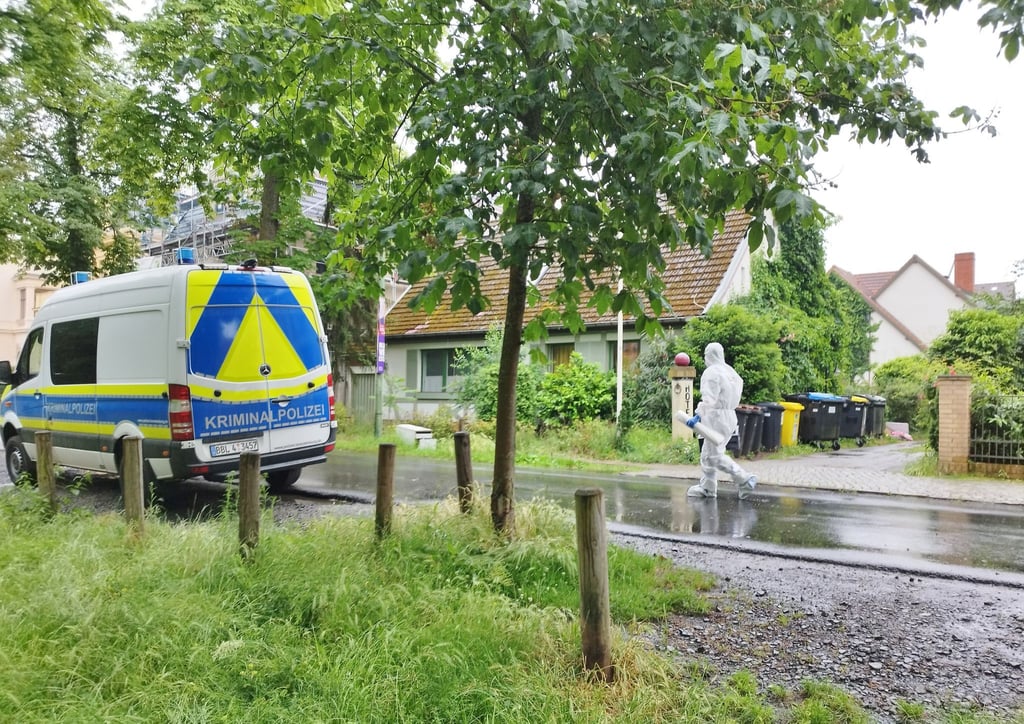 Die Polizei bittet um Hinweise zu den Aufenthaltsorten der verdächtigen Person. (Archivbild)
