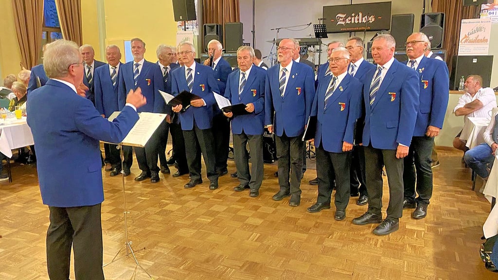 Der Jessener Männerchor 1859 wartet dem Jubilar im heimischen Schützenhaus mit einem Kurzprogramm auf. Es dirigiert Herbert Kleine.