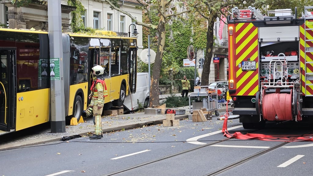 Ein Linienbus verunglückt im Dresdner Berufsverkehr, dabei werden 30 Menschen verletzt.