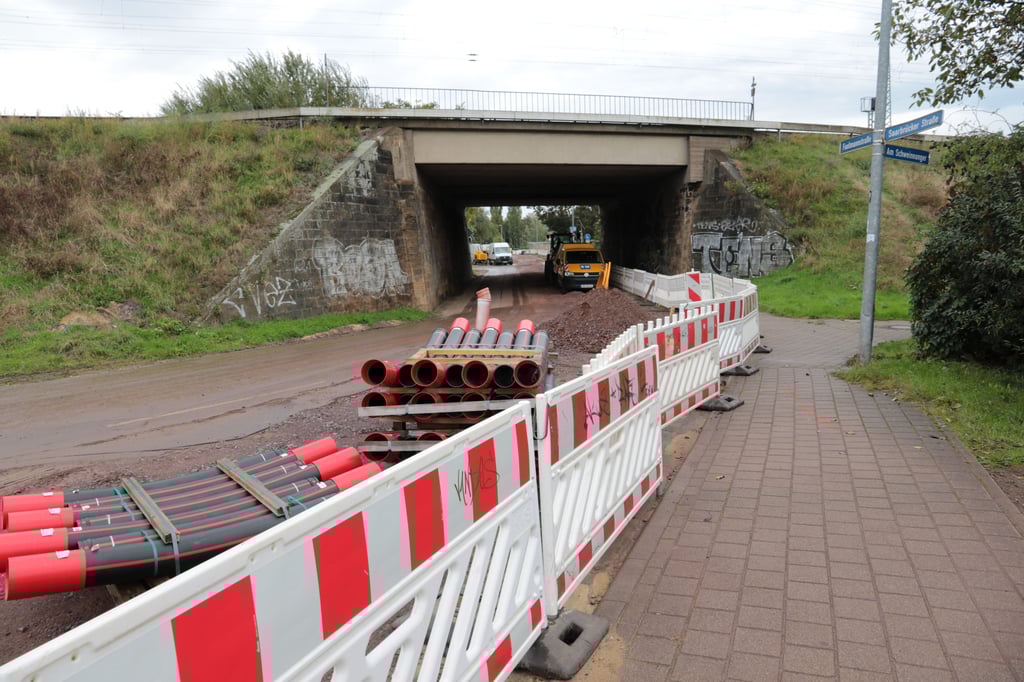 Die Bauarbeiten - inklusive Sperrung - strecken sich derzeit bis in die Ottersleber Straße hinein.