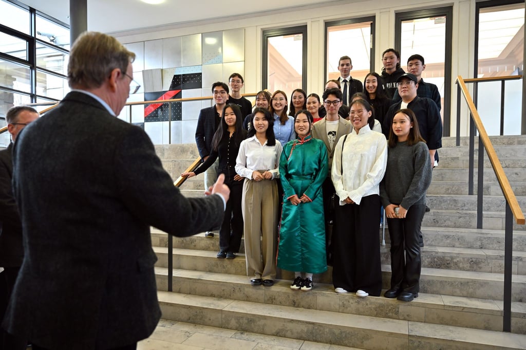 Die Auszubildenden aus der Mongolei, Kirgisistan und Kasachstan werden in Erfurt vom geschäftsführenden Ministerpräsidenten Bodo Ramelow (l) begrüßt.