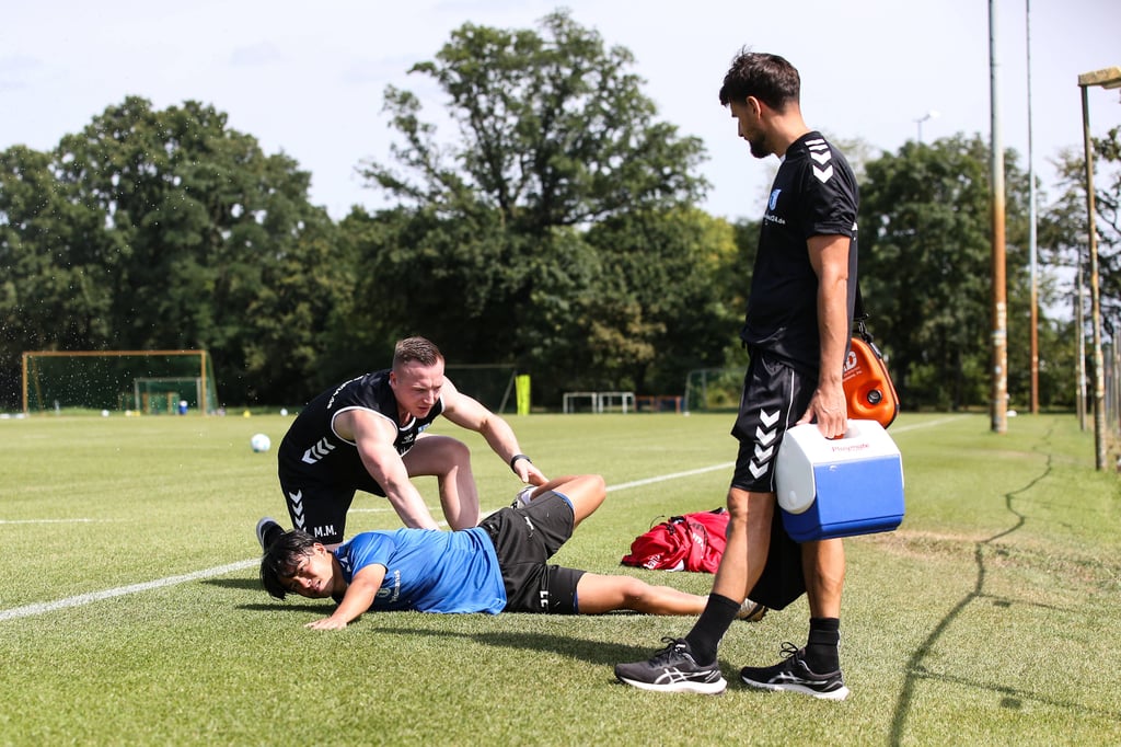 Die Physios Marcel Möller und Cedric C'Antonio arbeiten hier mit FCM-Stürmer Tatsuya Ito.