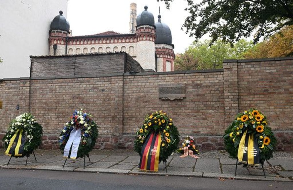 Mit Kränzen vor der Synagoge wird stets zum Jahrestag an die Opfer des Anschlages vom 9. Oktober 2019 erinnert.