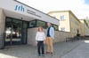 Dr. Susanne Glöckner (Chefärztin) und Peter Ullmann (Geschäftsführer) stehen vor dem Eingangsbereich zur  Fachklinik Alte Ölmühle an der Berliner Chaussee in Magdeburg.