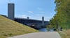 Mit der beeindruckenden Aussicht auf die Trogbrücke über der Elbe bei Hohenwarthe steigen die Touristen auf dem Schotterplatz aus den Reisebussen. Links gibt es direkt einen Aufgang zum Kanal.