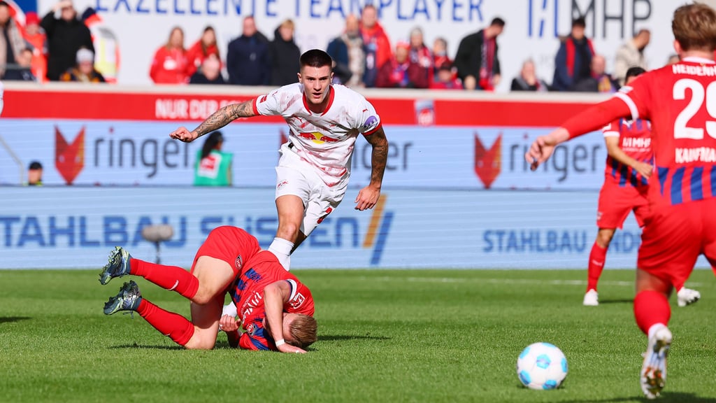 RB-Stürmer Benjamin Sesko lässt Heidenheims Lennar Maloney zu Boden gehen.