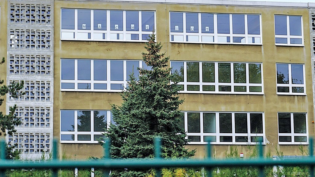 „Machs jut“ steht in Versalien an den Scheiben des verlassenen Schulgebäudes in Gutenberg.