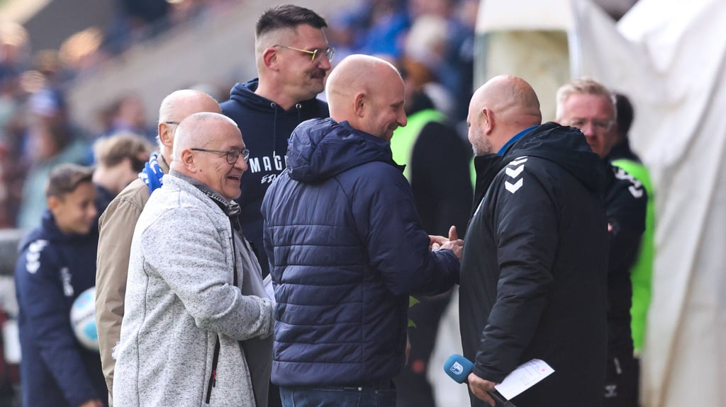 FCM-Idol Wolfang Steinbach wird beim Heimspiel gegen Greuther Fürth zum Ehrenmitglied gemacht.