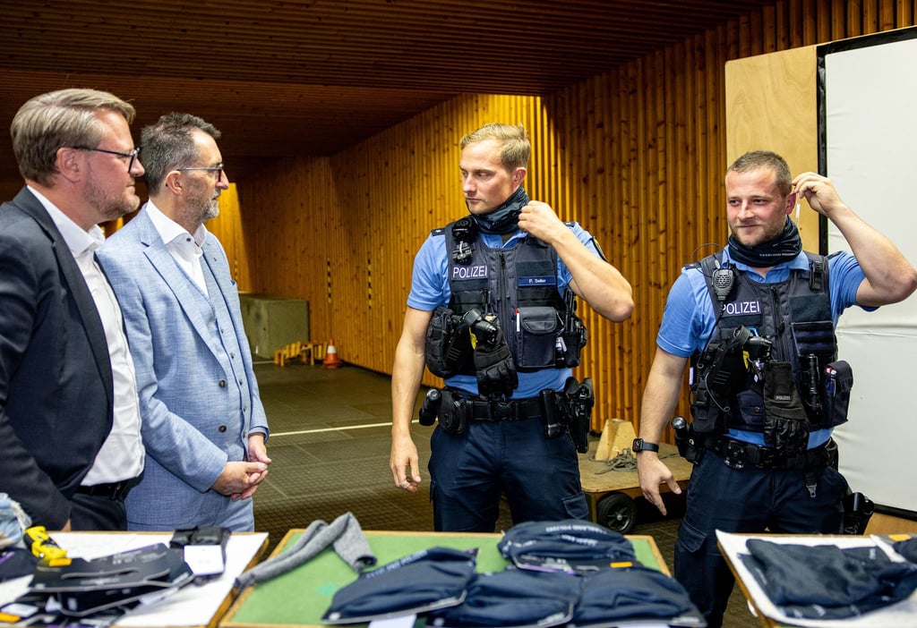 Mit sogenannten Schnittschutzschals sollen saarländische Polizisten künftig besser gegen Messerangriffe geschützt sein. (Archivbild)