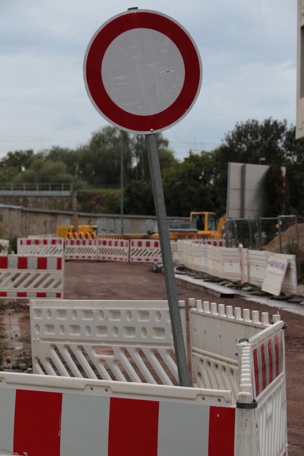 Wegen der Bauarbeiten ist die Durchfahrt der Faulmannstraße gesperrt.