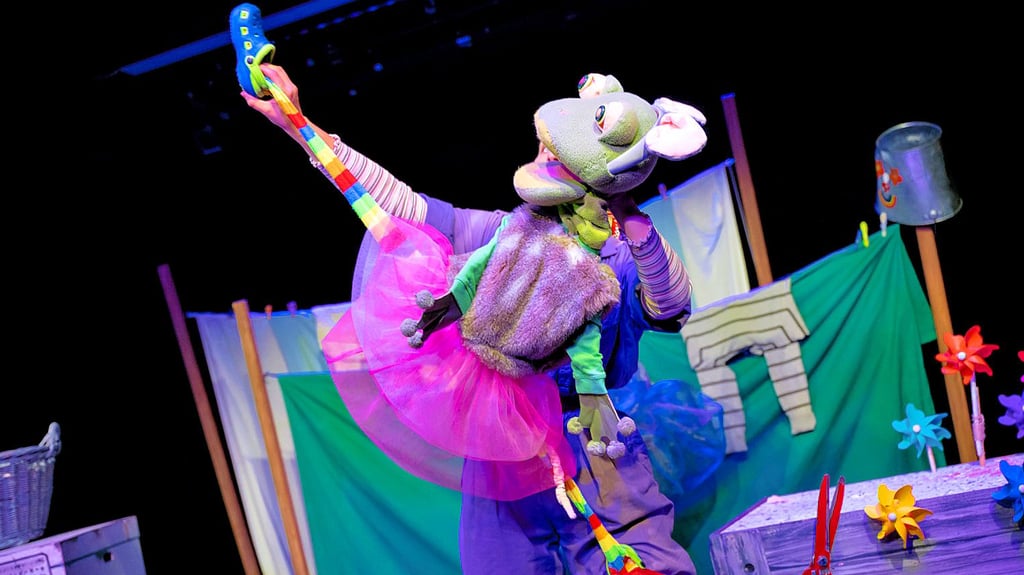 Puppenspielerin Anastasiia Starodubova tanzt mit Mona Frosch in dem Stück „Sei ein Frosch“ im Rangfoyer des Theaters der Altmark.