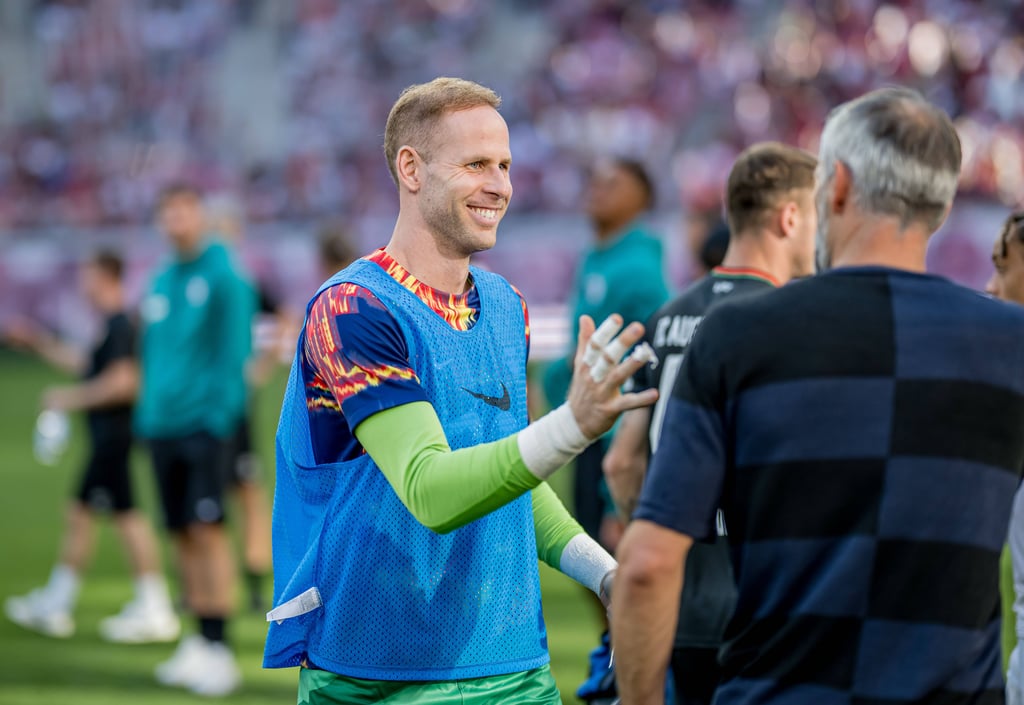 RB-Keeper Péter Gulácsi mit Trainer Marco Rose.