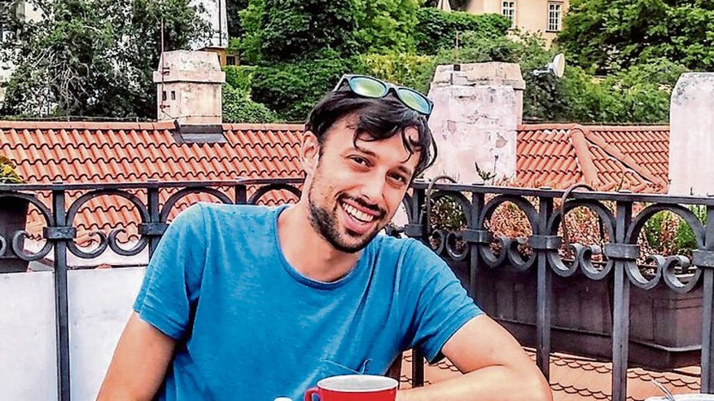 Erza Waxman lebt derzeit in Frankreich.