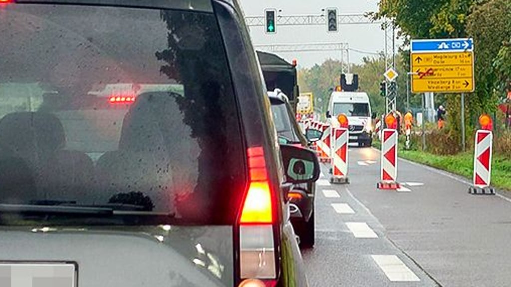 Die rechte Abbiegespur bei Lüderitz in Richtung A14/Windberge ist derzeit wegen Straßenarbeiten gesperrt.