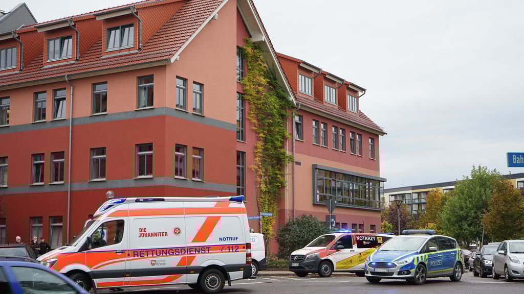 Auf der Kreuzung am Rathaus gab es einen Unfall zwischen einem Pkw und einem Radfahrer.