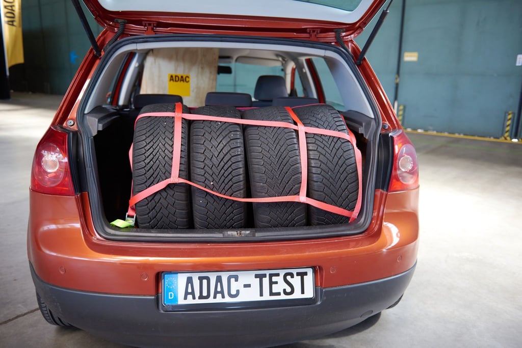 So sichert man Reifen beim Transport in die Werkstatt: Mit Zurrgurten oder einem Reifensicherungsnetz, empfiehlt der ADAC. Zusätzliche Stabilität bietet die Rücksitzlehne mit über Kreuz eingesteckten Drei-Punkt-Gurten.