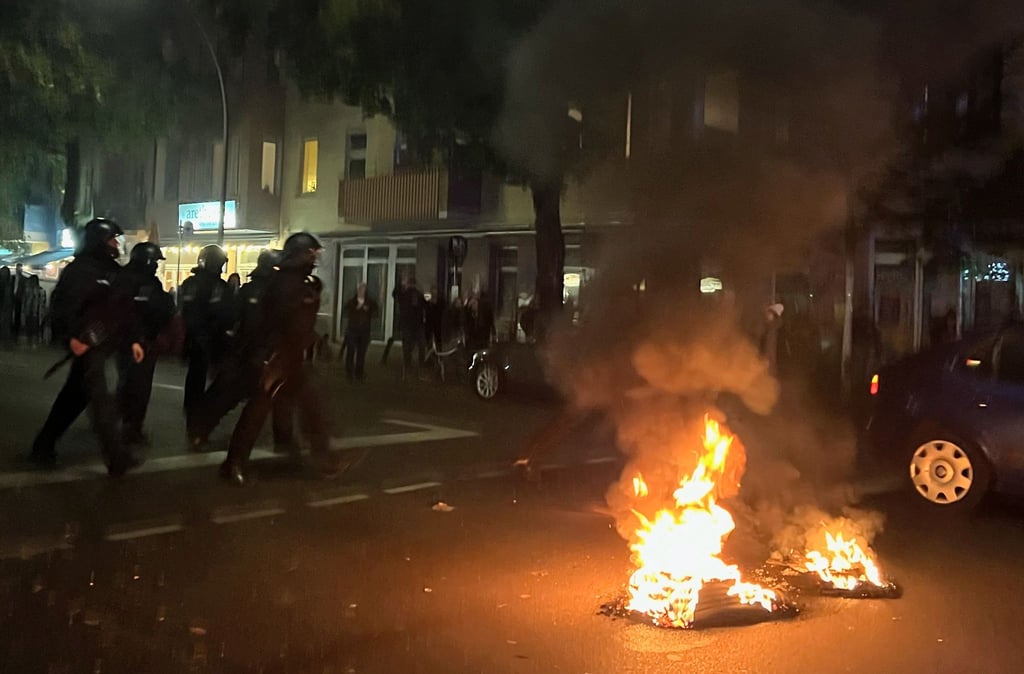 Autoreifen brannten: In der Nacht kam es in Berlin-Neukölln zu Ausschreitungen.