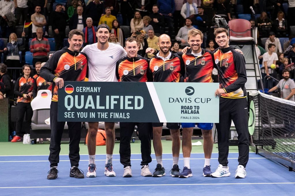 Teamchef Michael Kohlmann (l) tritt mit den deutschen Tennis-Herren im November in der Davis-Cup-Endrunde in Malaga an.
