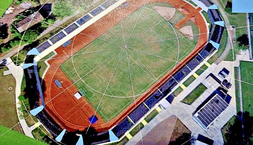 Die Zuschauertribünen im Stadionrund sollen eine Überdachung erhalten, und diese sowie das Dach des Funkiotnalgebäudes Photovoltaikmodule.
