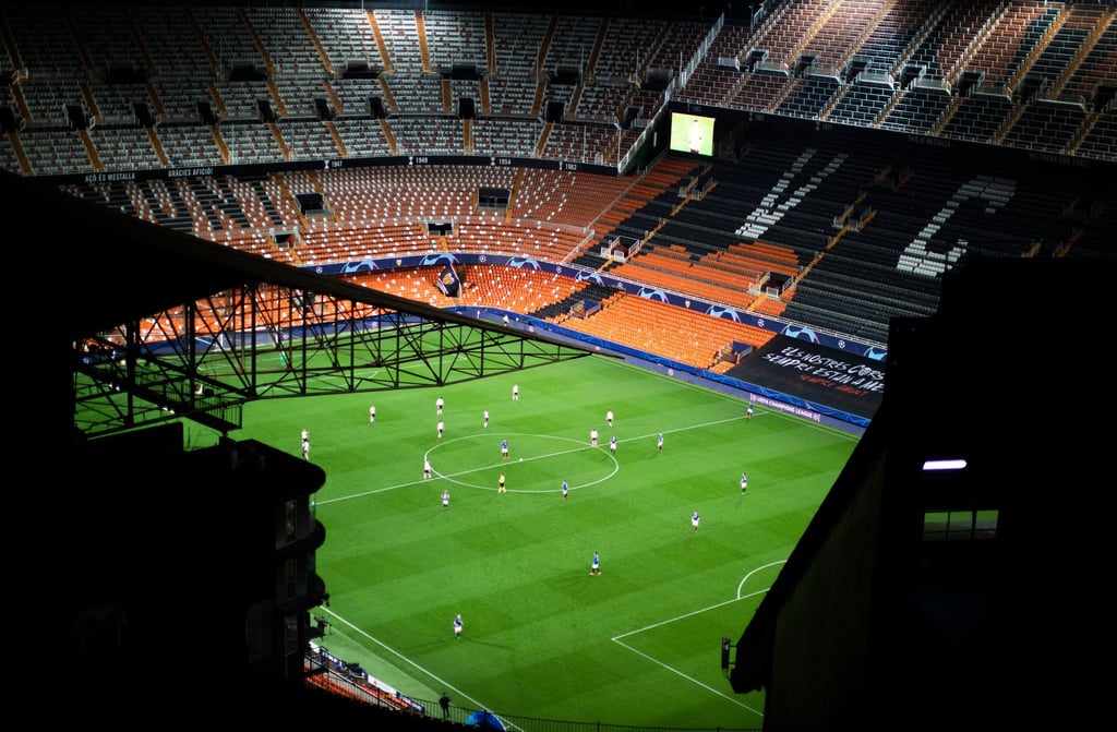 Zwei Fans des FC Valencia sollen in Singapur wegen Protesten gegen Hauptaktionär Lim festgenommen worden sein.