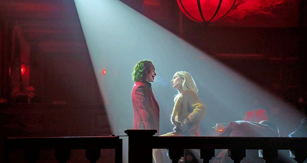 Joaquin Phoenix als Joker und Sängerin Lady Gaga als Lee Quinzel in einer Szene des Films.