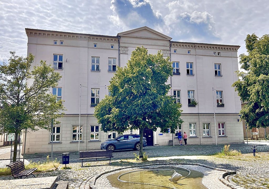 In Roßlau - im Bild ist das Rathaus zu sehen - soll es wieder regelmäßig Stadtrundgänge geben, um Probleme vor Ort schneller zu identifizieren. .