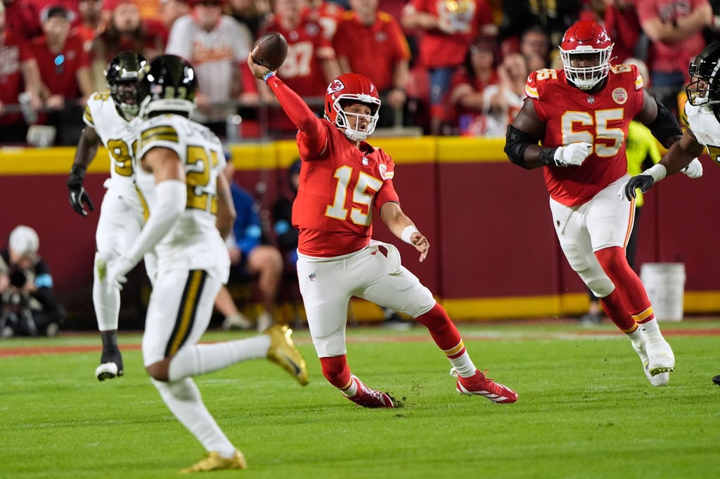 Die Kansas City Chiefs mit Quarterback Patrick Mahomes (Mitte) sind in dieser Saison noch ungeschlagen.