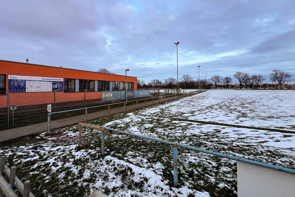 Das Trainingsgelände des 1. FC Magdeburg ist im Winter bei Schnee und Eis nicht zweitligareif.