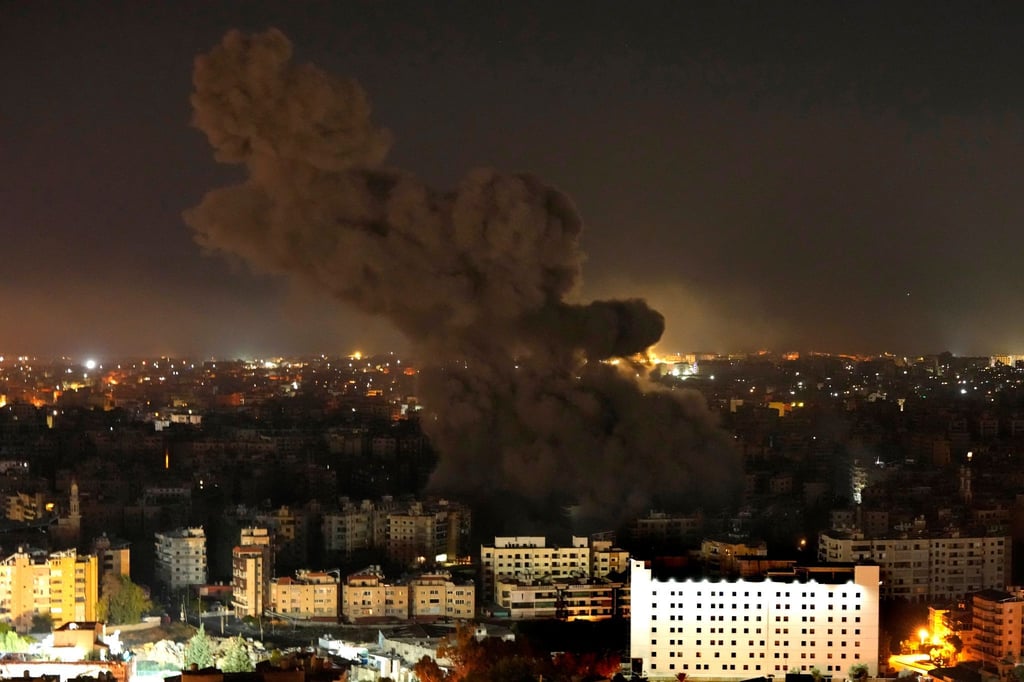 Rauch steigt nach einem israelischen Luftangriff in einem Vorort Beiruts auf.