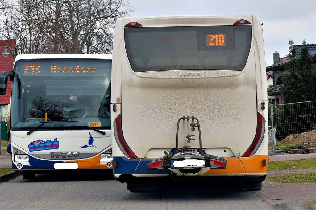 Busse werden auch weiterhin auf der Alten Poststraße unterwegs sein. Künftig müssen sie aber in Richtung Wendeschleife stoppen, wenn Verkehrsteilnehmer von rechts (Ackerstraße) kommen.