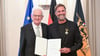 Für soziales Engagement: Ministerpräsident Winfried Kretschmann (l.) verleiht Jürgen Klopp den Verdienstorden des Landes Baden-Württemberg.