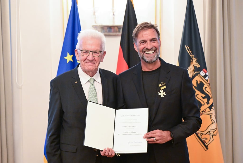 Für soziales Engagement: Ministerpräsident Winfried Kretschmann (l.) verleiht Jürgen Klopp den Verdienstorden des Landes Baden-Württemberg.