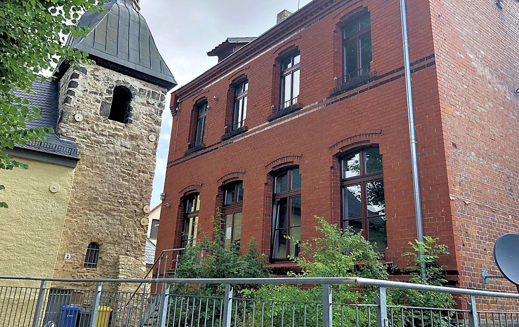 Das Schulhaus neben der Alten Kirche wird umgebaut.