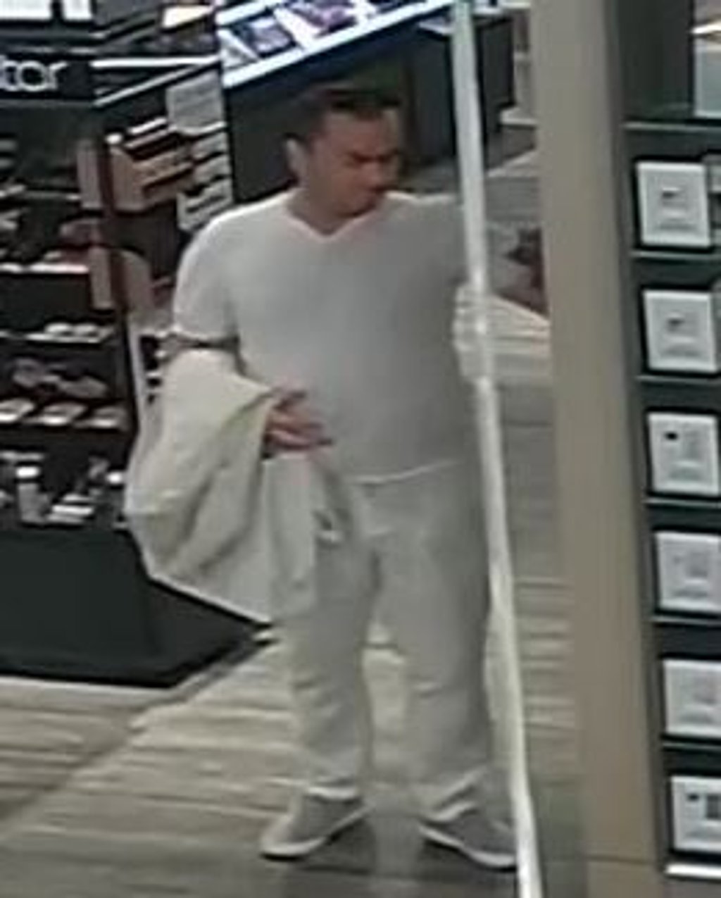 Dieser Mann steht im Verdacht, Parfüms aus dem Nova Shoppingcenter geklaut zu haben.