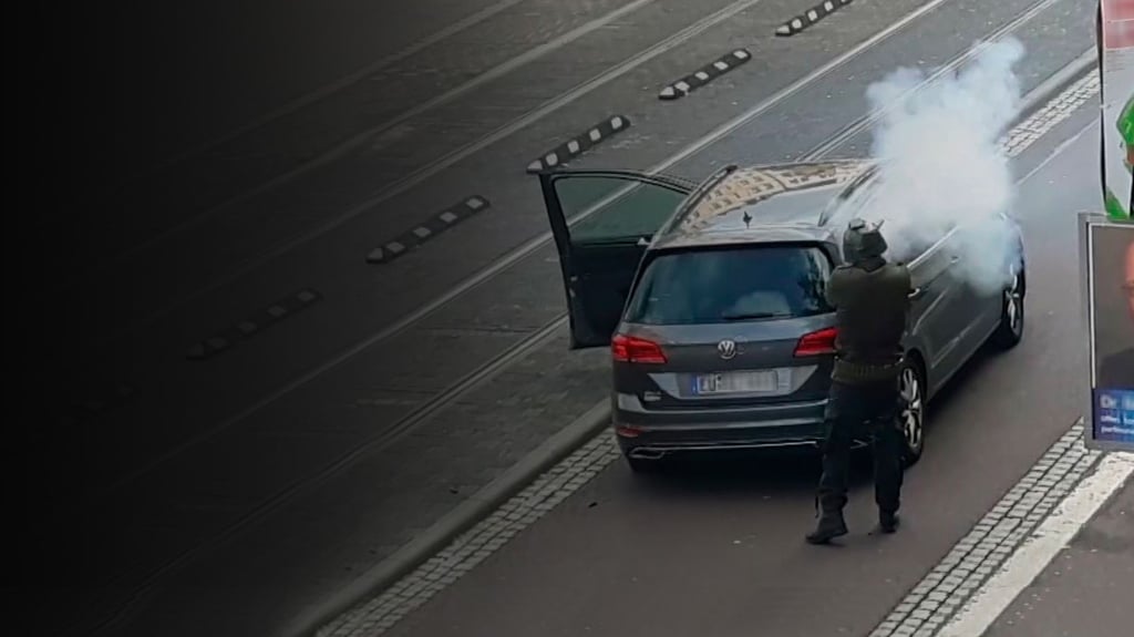 Vier oder fünf Mal schoss Stephan B. am 9. Oktober 2019 auf der Ludwig-Wucherer-Straße in Halle auf Polizisten. Als ein Beamter ihn mit der Maschinenpistole am Hals traf, flüchtete der Attentäter.