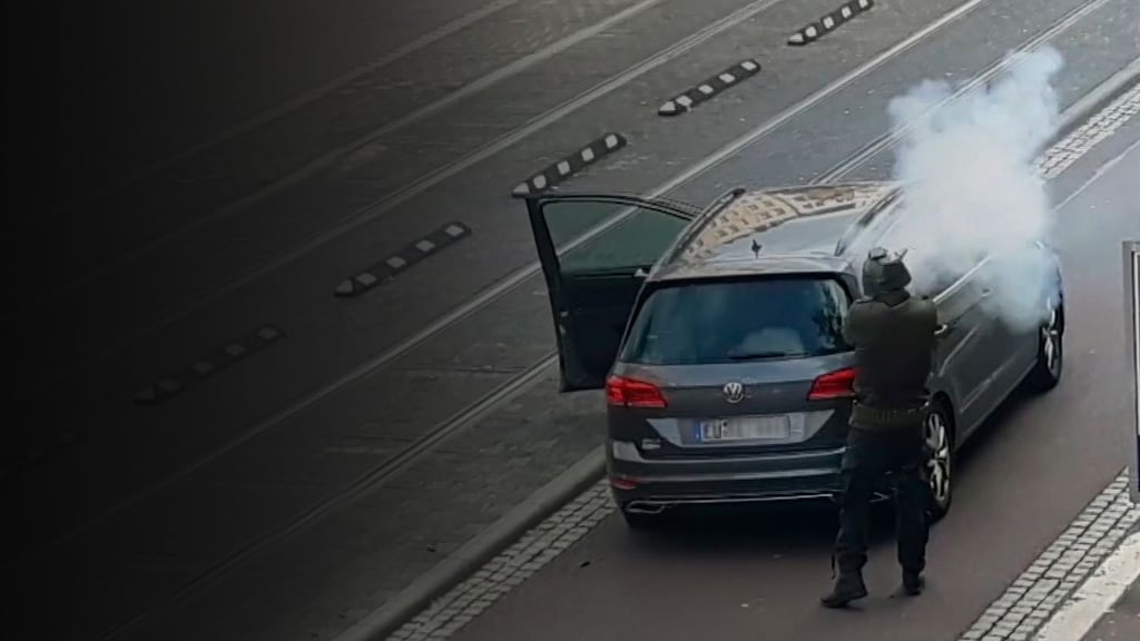 Vier oder fünf Mal schoss Stephan B. am 9. Oktober 2019 auf der Ludwig-Wucherer-Straße in Halle auf  Polizisten. Als ein Beamter ihn mit der Maschinenpistole am Hals traf, flüchtete der Attentäter.