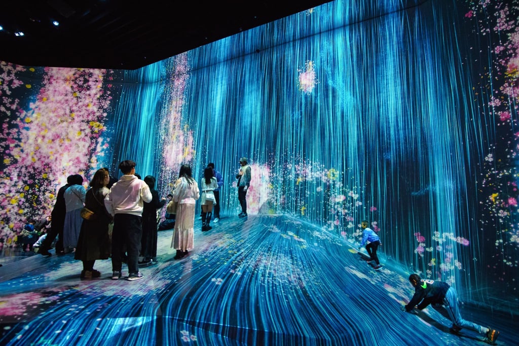 Wirkt echt, wird aber nur durch Licht und Sound erzeugt: Wasserfall-Installation im teamLab Borderless Tokyo.