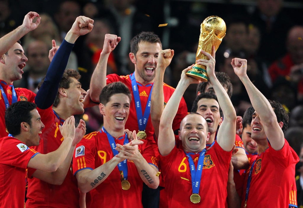 Nur eine von vielen Trophäen für Andrés Iniesta: Der WM-Pokal 2010
