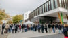 Studenten am neuen Welcome-Center der Universität Magdeburg. Für 12.500 Studierende hat das neue Wintersemester begonnen.